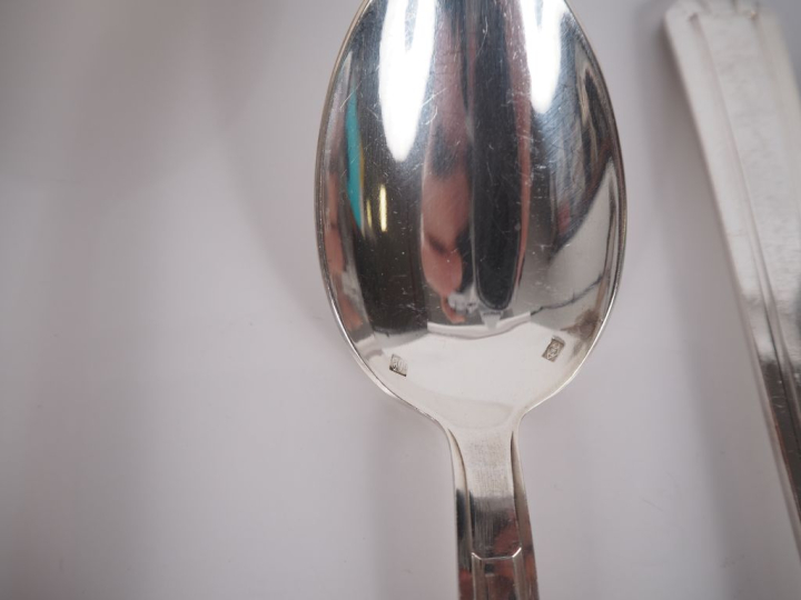 Couverts de style Art Déco en métal argenté comprenant : une louche, 6