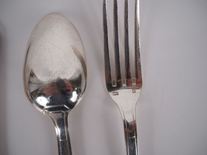 12 couverts à dessert, en métal argenté, modèle de style Art déco Très