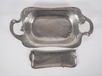 Vente aux enchères Corbeille et une coupelle de style Art Nouveau en étain.