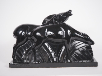 Vente aux enchères LEMANCEAU.  Groupe Art Déco en céramique noire "les biches"  Signé Dim