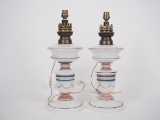 Vente aux enchères Paire de lampes à pétrole 1900 en verre opalin blanc à décor polychrom