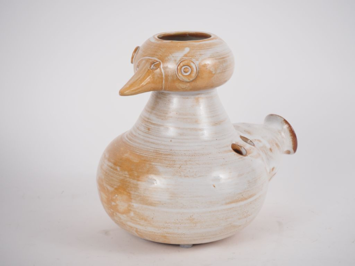Jacques POUCHAIN. Vase zoomorphe en grès ocre et blanc Signé,  Atelier
