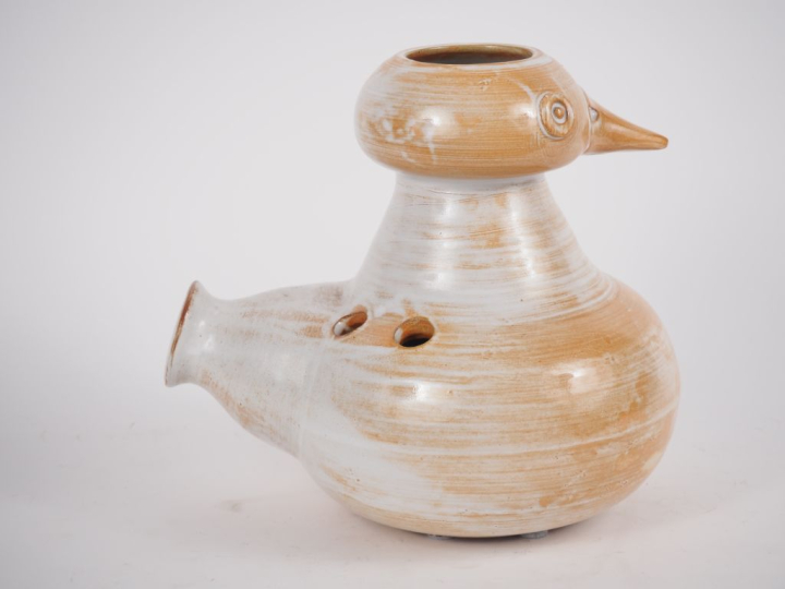 Jacques POUCHAIN. Vase zoomorphe en grès ocre et blanc Signé,  Atelier