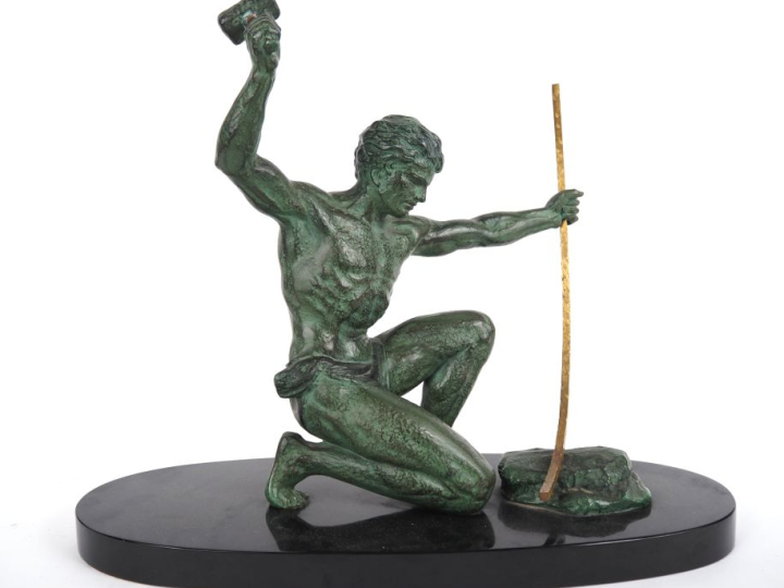 G. HERVOR.  "Héraclès"  Sculpture en bronze à patine verte, sur un soc