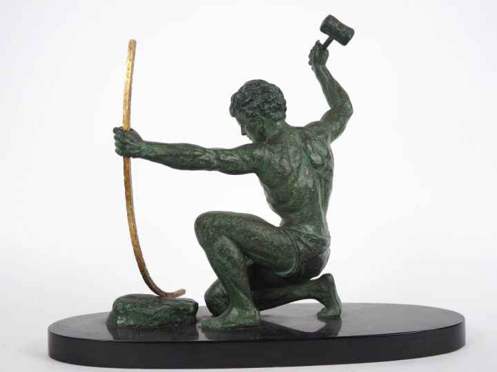 G. HERVOR.  "Héraclès"  Sculpture en bronze à patine verte, sur un soc