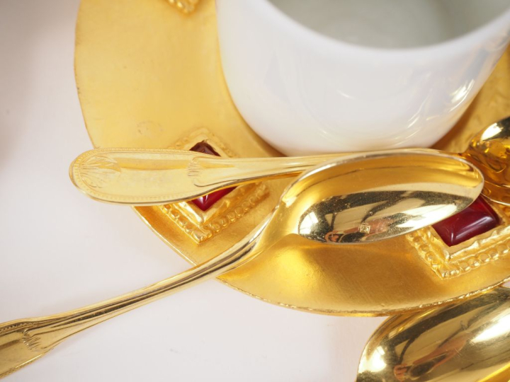 Edouard RAMBAUD.  6  tasses et sous tasses et cuillères en porcelaine 