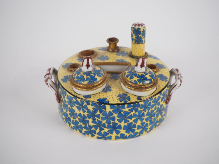 LIMOGES.  Encrier 1930 de style Louis XVI en porcelaine, à décor de fl
