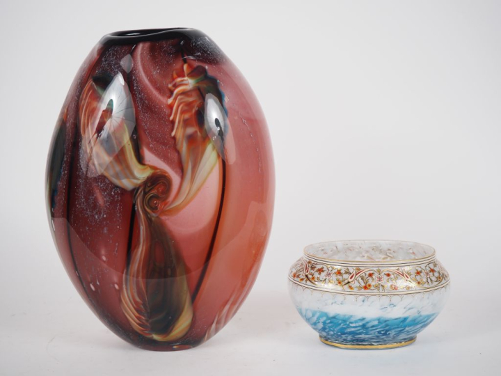 Grand vase ovoide contemporain en verre multi couches.  H. 38 cm Coupe