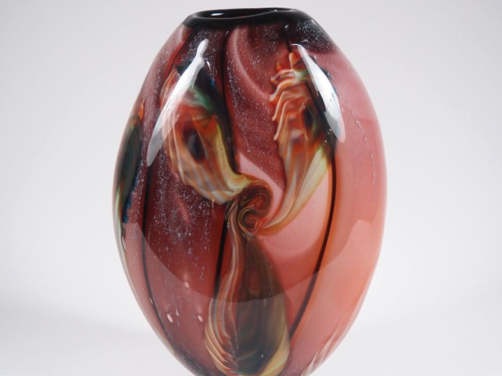 Grand vase ovoide contemporain en verre multi couches.  H. 38 cm Coupe