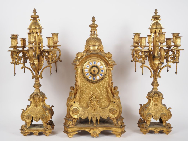 Garniture de cheminée Napoléon III de style Régence en régule doré, à 