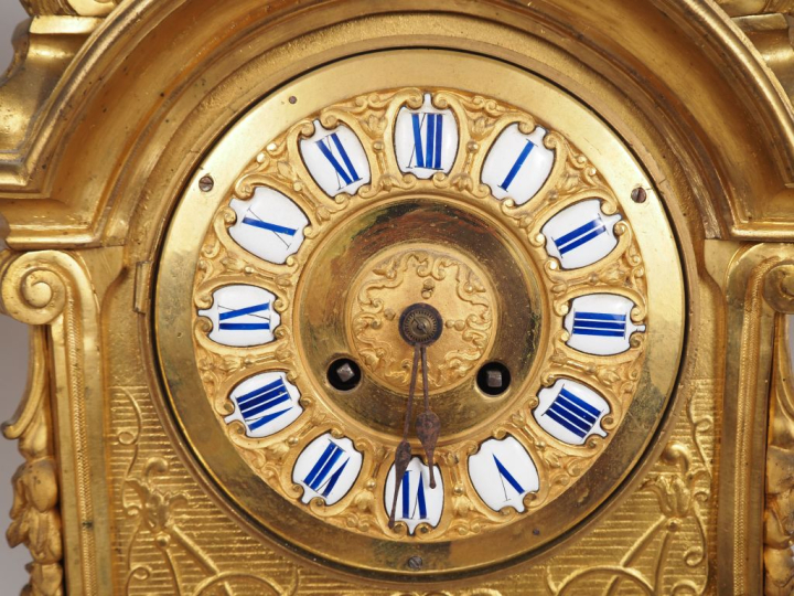 Garniture de cheminée Napoléon III de style Régence en régule doré, à 