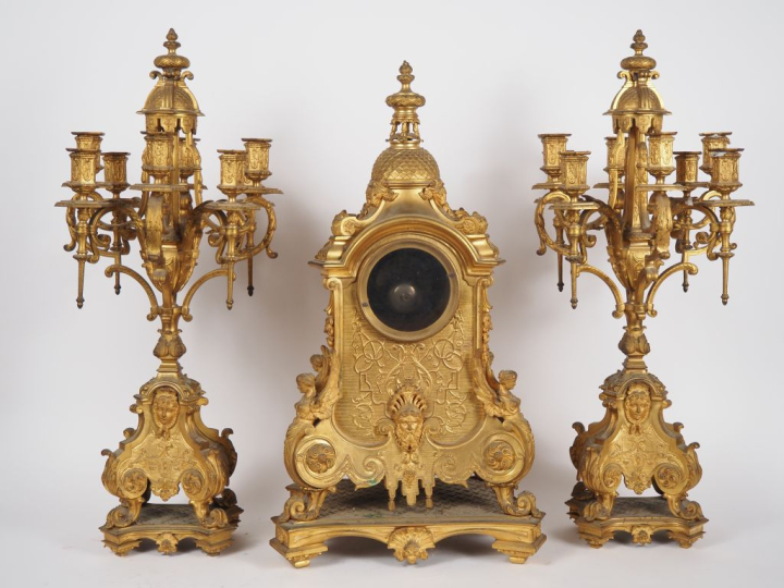 Garniture de cheminée Napoléon III de style Régence en régule doré, à 