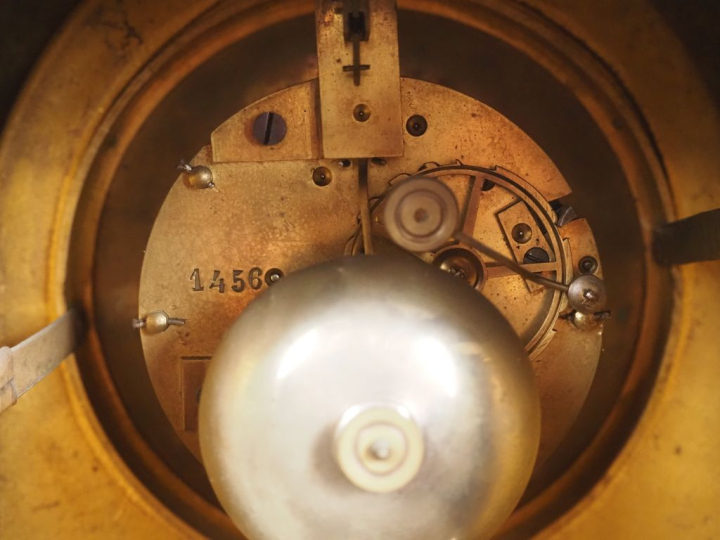 Garniture de cheminée Napoléon III de style Régence en régule doré, à 