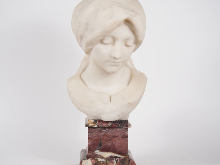 Fernand CIAN.  "jeune fille au fichu" Sculpture en marbre blanc sur un