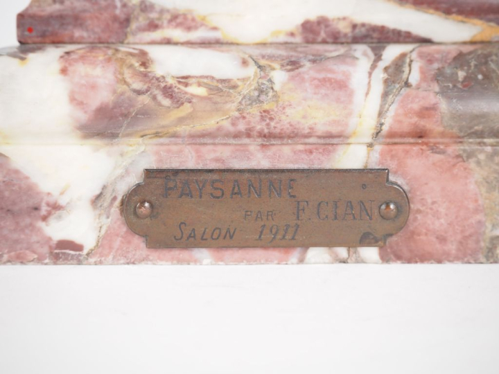 Fernand CIAN.  "jeune fille au fichu" Sculpture en marbre blanc sur un