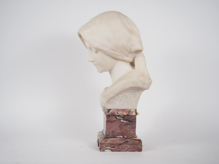 Fernand CIAN.  "jeune fille au fichu" Sculpture en marbre blanc sur un