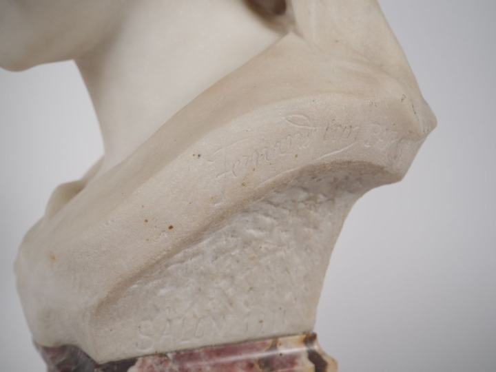 Fernand CIAN.  "jeune fille au fichu" Sculpture en marbre blanc sur un