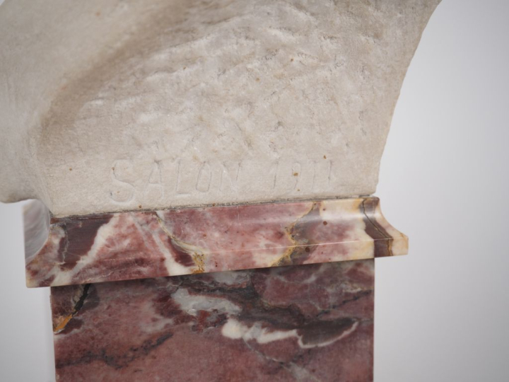 Fernand CIAN.  "jeune fille au fichu" Sculpture en marbre blanc sur un