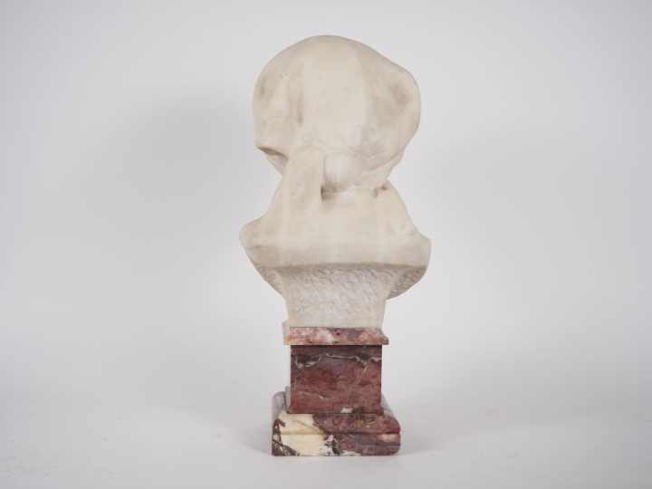 Fernand CIAN.  "jeune fille au fichu" Sculpture en marbre blanc sur un