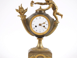 Vente aux enchères Pendule de style Empire en bronze, à double patine, figurant un amour 