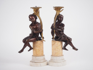 Vente aux enchères Paire de sujets en bronze à double patine figurant des amours portant 