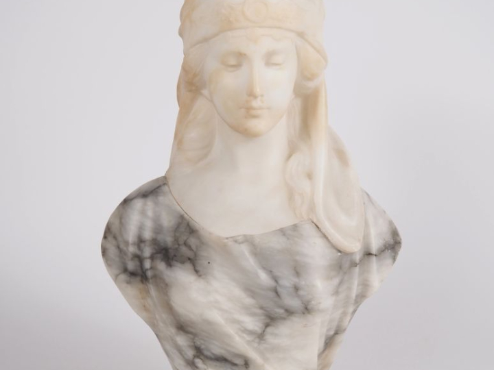 Ecole française XXème. "belle orientale" Sculpture en albâtre  H. 36 c