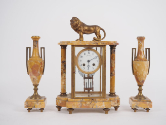 Vente aux enchères Garniture de cheminée en marbre et laiton comprenant une pendule porti