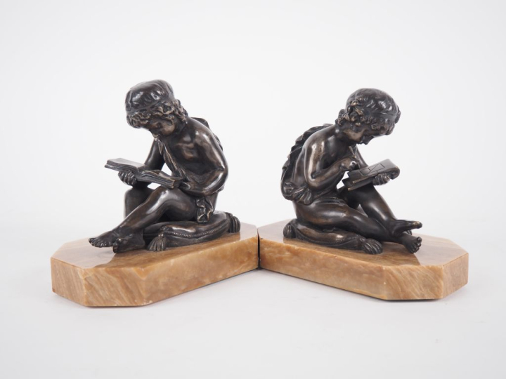 Paire de sujets en bronze argenté sur des socles en onyx, "amour lisan