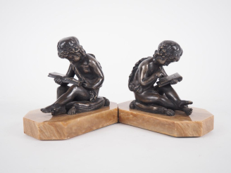 Vente aux enchères Paire de sujets en bronze argenté sur des socles en onyx, "amour lisan