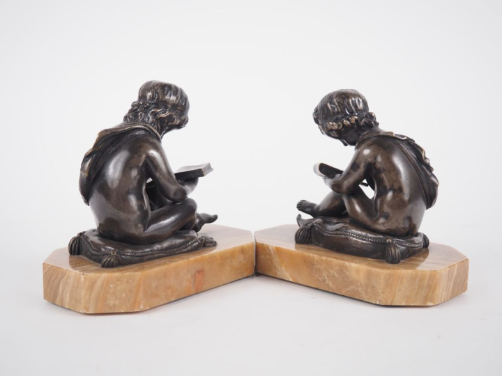 Paire de sujets en bronze argenté sur des socles en onyx, "amour lisan