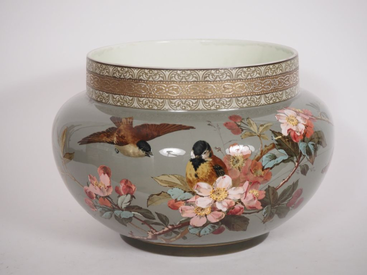 Cache pot Napoléon III en faience fine à décor polychrome de mésanges,