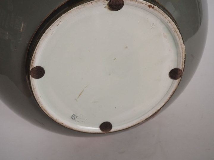 Cache pot Napoléon III en faience fine à décor polychrome de mésanges,