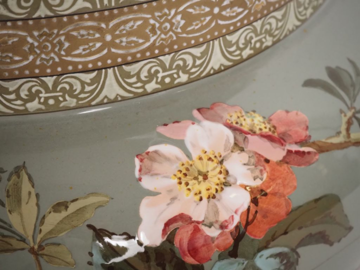 Cache pot Napoléon III en faience fine à décor polychrome de mésanges,