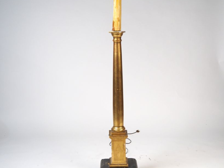 Colonne en bois doré, montée en lampe.  H. avec le socle : 109 cm  (pe