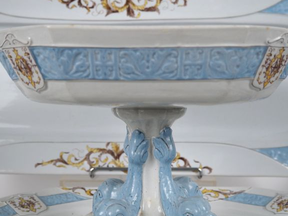 Grand service de table en faience fine de Lonchamps, décor polychrome 