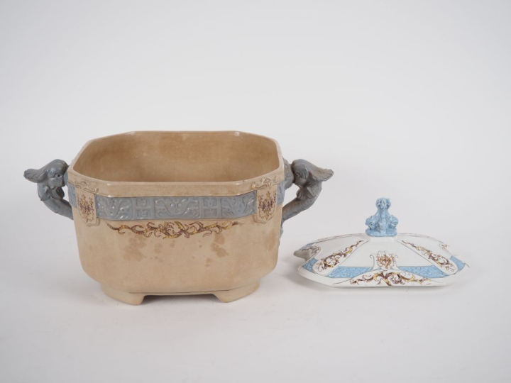 Grand service de table en faience fine de Lonchamps, décor polychrome 