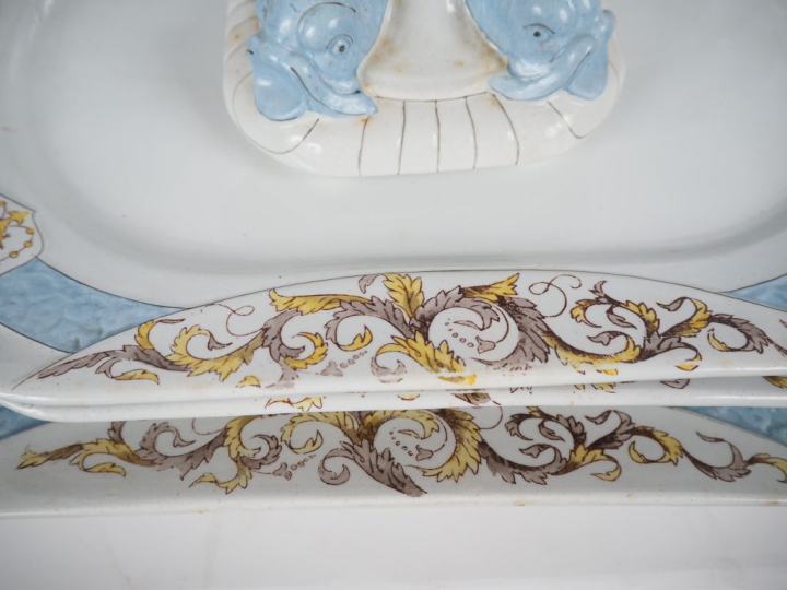 Grand service de table en faience fine de Lonchamps, décor polychrome 