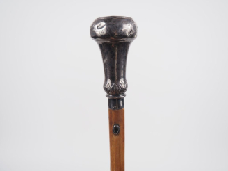 Vente aux enchères Canne, pommeau en argent fourré XVIIIème. H. 115 cm  H. du pommeau : 1