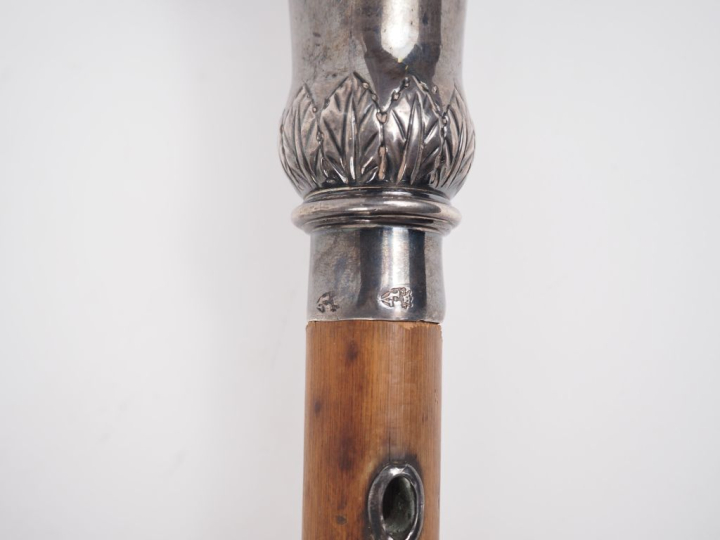 Canne, pommeau en argent fourré XVIIIème. H. 115 cm  H. du pommeau : 1