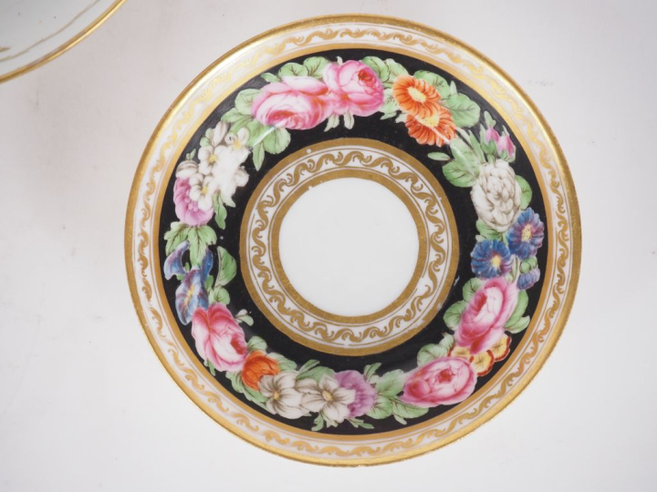 Paire de tasses et sous tasses "litron" en porcelaine de Paris, à déco