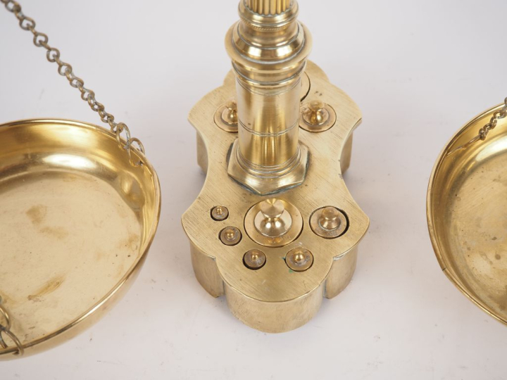 Balance de cuisine en bronze et laiton à décor de tête de bœuf. H. 60 