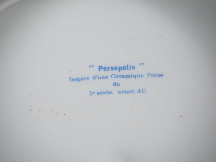 LIMOGES.  Service de table en porcelaine à décor de fleurs vertes et b