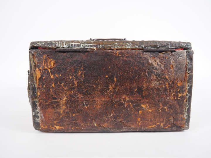 Coffret Louis XIV en bois gainé de cuir, décor clouté de motifs florau