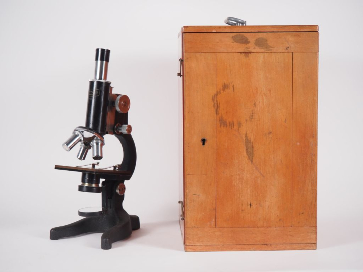 LEMARDELEY.  Microscope dans sa boite d'origine en acajou.