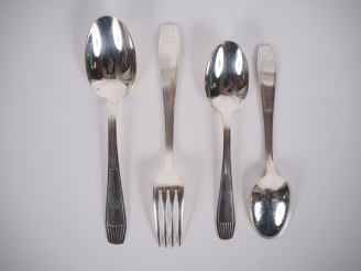 Vente aux enchères CHRISTOFLE.  Couverts en métal argenté à décor de godrons :11 grands c