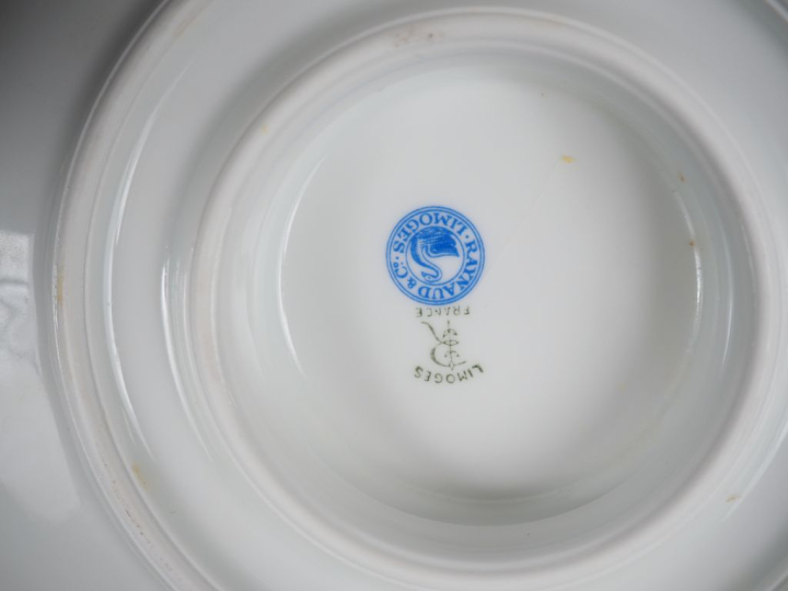 LIMOGES. Raynaud. Partie de service de table en porcelaine à décor de 
