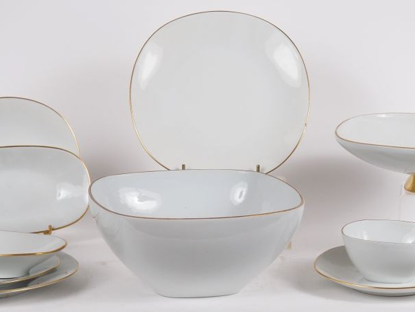 LIMOGES.  Service à dessert en porcleaine blanche à décor de liserés d