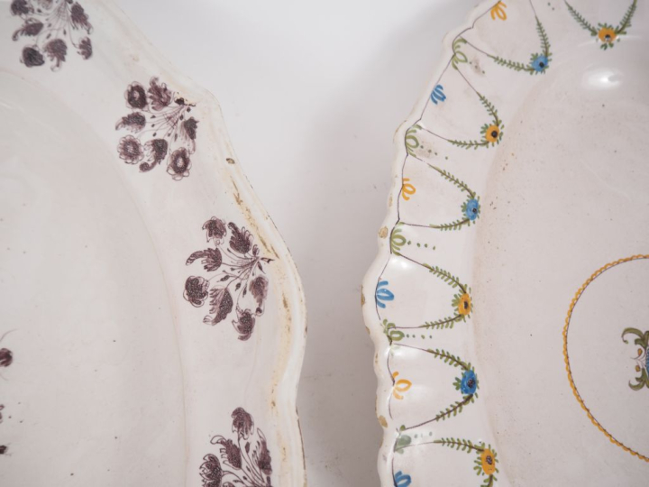 2 plats en faience fin XVIIIème début XIXème (un en camaieu mauve à dé