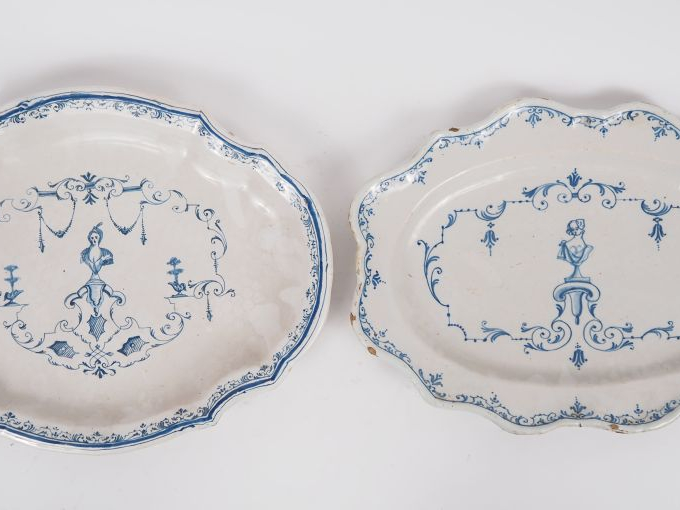 2 plats XVIIIème en faience, décor en camaieu bleu à la bérain.