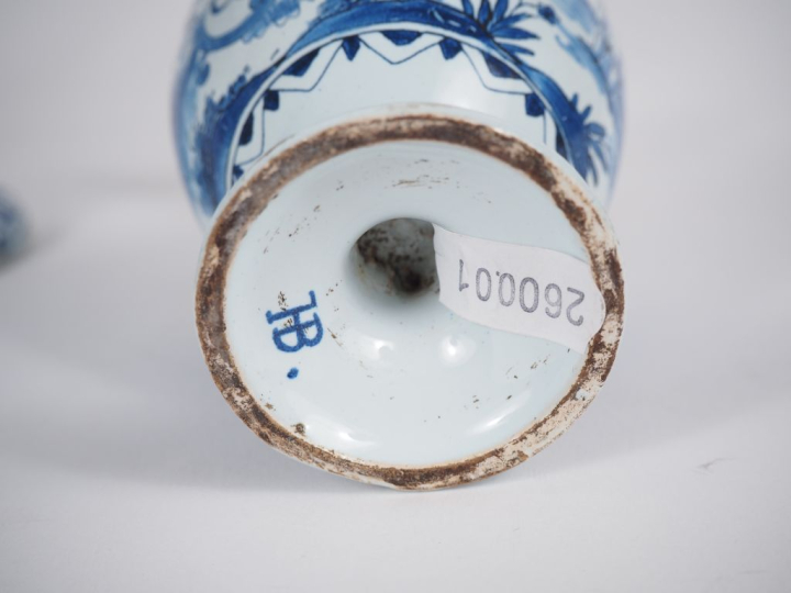 3 aiguières dont une paire et un vase ovoide en faïence de Delft, déco